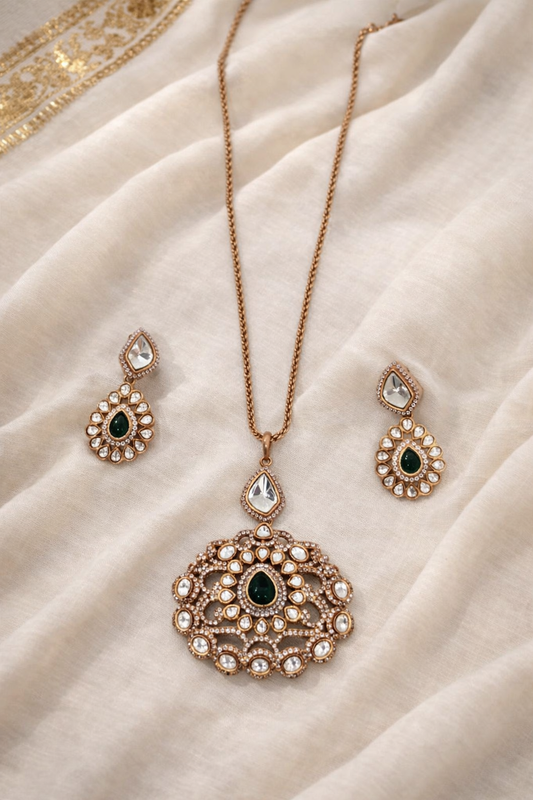 Mossointe Emerald Long Pendant Set