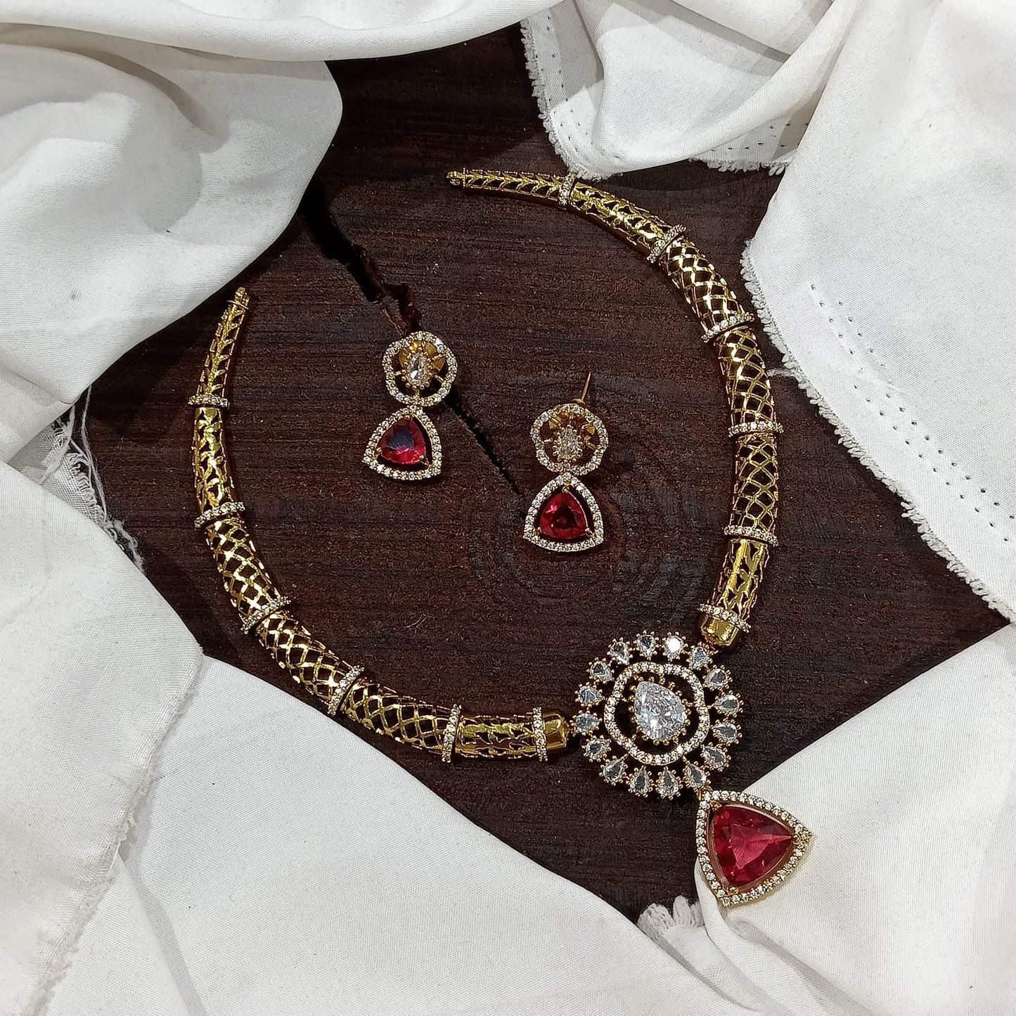 VICTORIAN HASLI NECKLACE