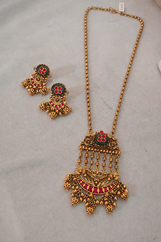 Heritage Mutter Mala Long Gold Looking Pendent Set
