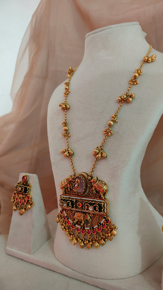 Heritage Long Pink Onyx Pendent Set