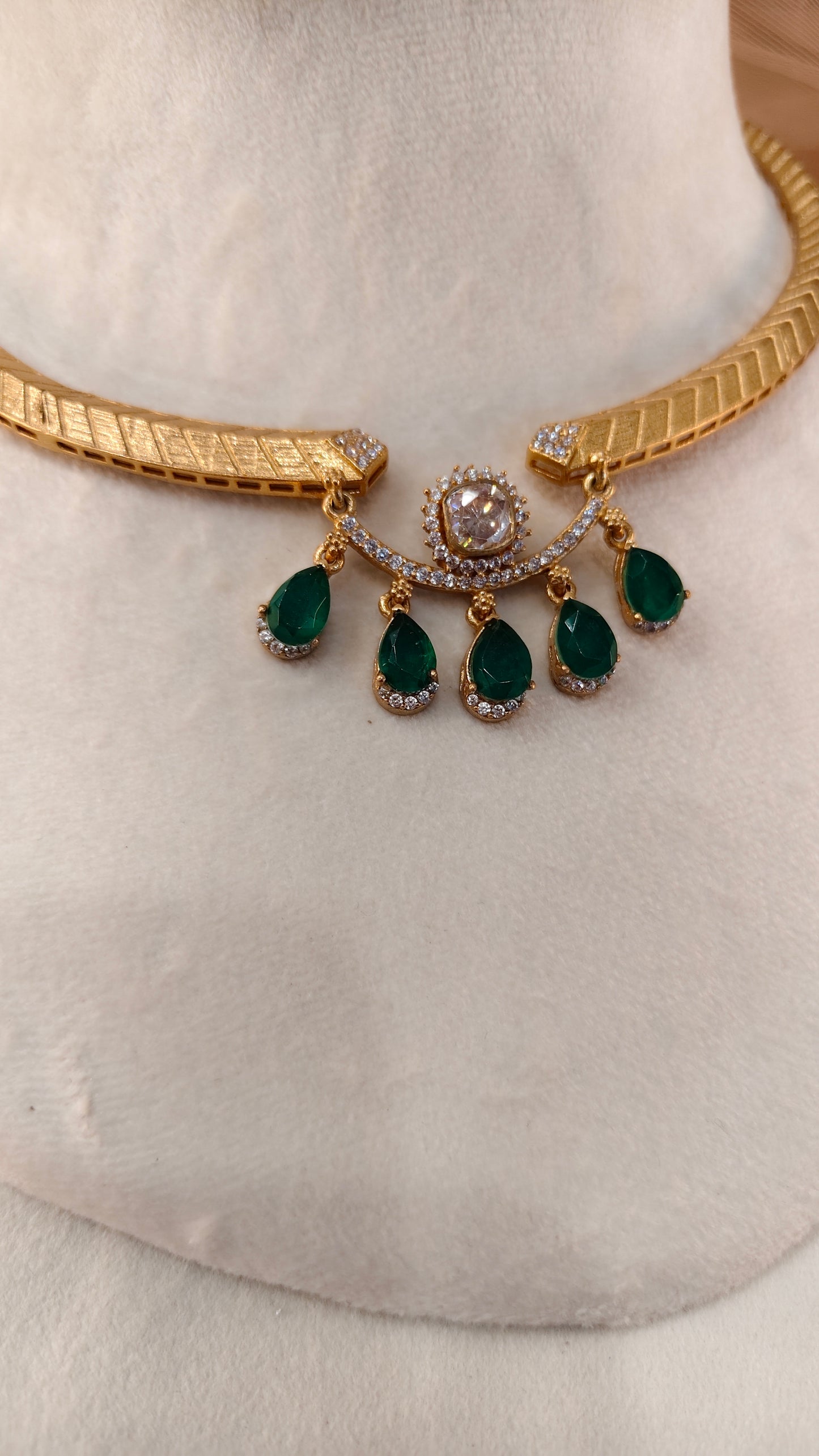 Moissanite Emerald Teardrop Hasli Choker Set-G425400