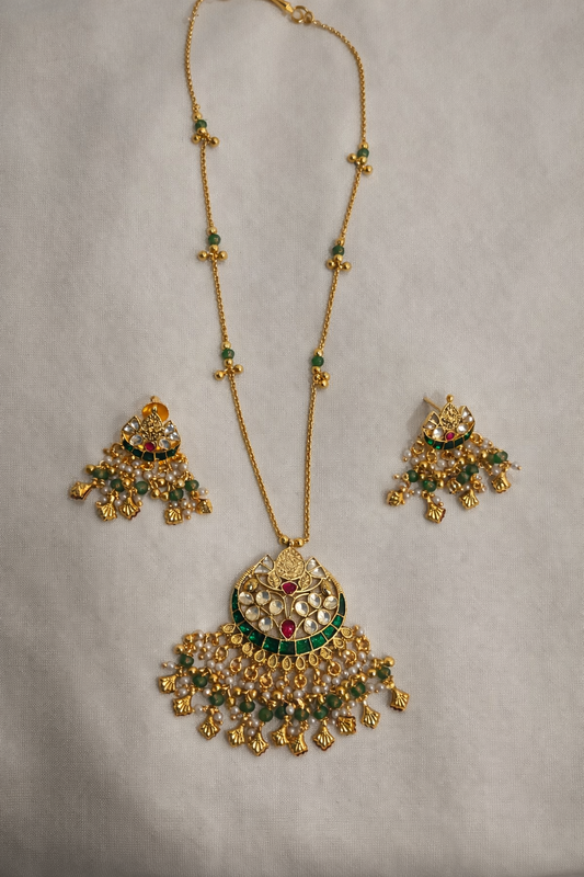 Kundan & Kemp Stone Gold-Plated Pendant Necklace Set with Matching Earrings