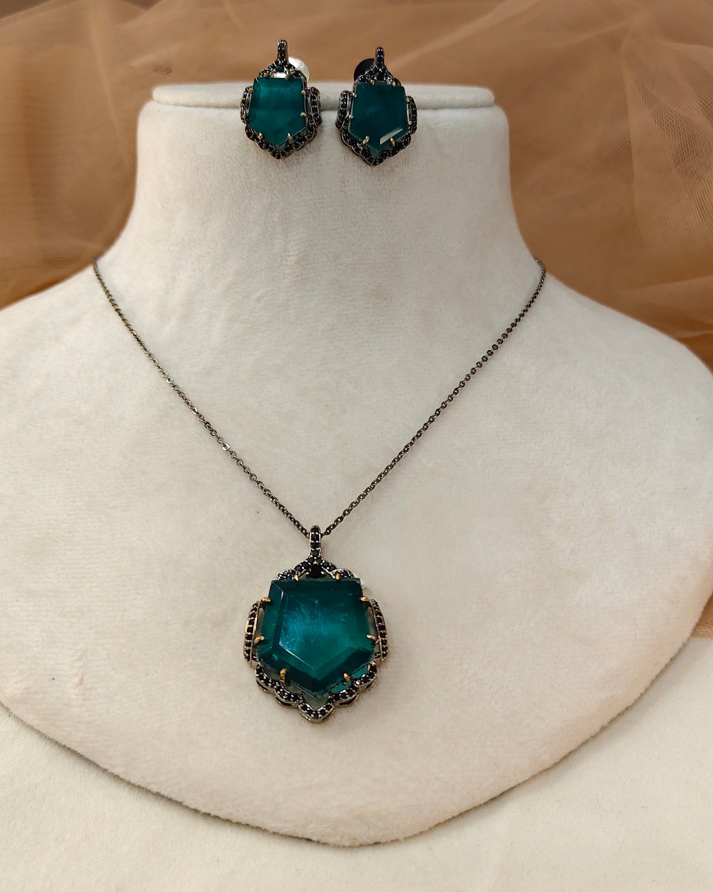 Dark Emrald Pendant Set-G752100