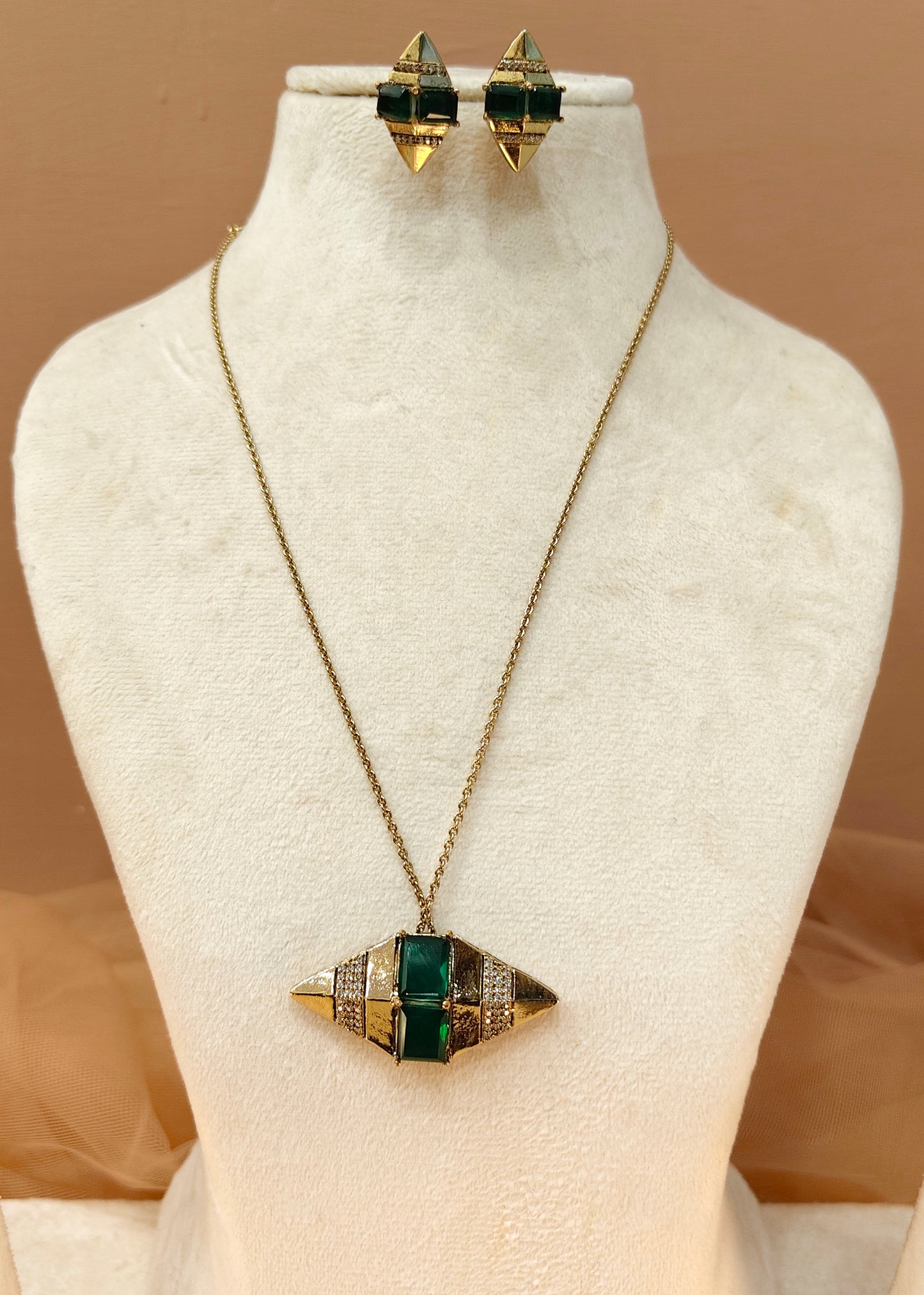 Emrald Pendant Set-G751700